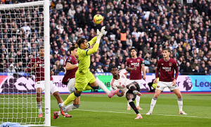 Areola xuất sắc cản phá, Isak bỏ lỡ cơ hội mười mươi