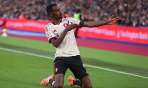 Isak giải tỏa áp lực, Liverpool hạ West Ham tại London Stadium