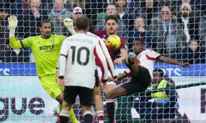 Isak ghi bàn đầu tiên giúp Liverpool vượt ải West Ham