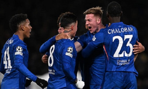 Chalobah đánh đầu tung lưới Arsenal giúp Chelsea dẫn bàn trong thế thiếu người