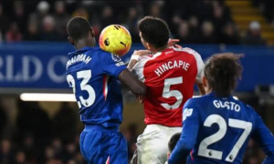 Maresca phẫn nộ khi Hincapie thoát thẻ đỏ trong trận Chelsea vs Arsenal