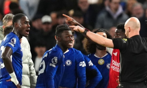 Carragher: “Caicedo quá nôn nóng vì cuộc đối đầu với Rice”