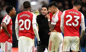 Tuần lễ vắt kiệt sức khiến Arsenal mất cơ hội hạ 10 người Chelsea