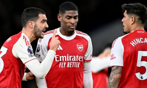 Khi khủng hoảng và dư thừa song hành tại Arsenal