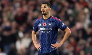 Saliba bị đau nhẹ, khả năng ra sân gặp Brentford chưa chắc chắn