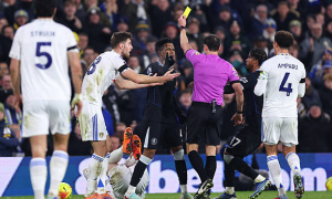 Estevao thoát thẻ đỏ khi Chelsea nhận thất bại trước Leeds