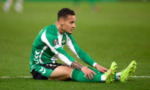 Antony kiến tạo rồi tập tễnh rời sân, Betis bất an trước cuộc đụng độ Barcelona