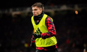 Manchester United mất điểm quý giá, Ugarte bị CĐV công kích