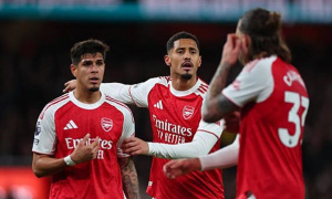 Chấn thương của Saliba là đòn chí mạng cho tham vọng của Arsenal?
