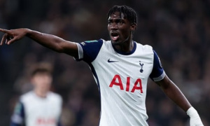 Tottenham tiến hành điều tra vụ Bissouma sử dụng bóng cười