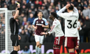 Gary Neville: Arsenal không nên hoảng loạn