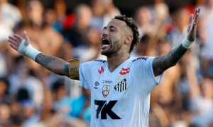 Neymar bật khóc sau khi giúp Santos trụ hạng thành công