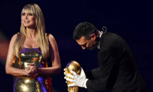 Chủ tịch FIFA xin lỗi Scaloni sau sự cố hy hữu với cúp vàng World Cup