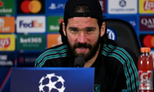 Alisson giải thích phản ứng của các cầu thủ Liverpool trước những lời chỉ trích của Salah