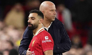 HLV Arne Slot ca ngợi tinh thần chiến đấu của Liverpool, giải thích mối quan hệ căng thẳng với Salah