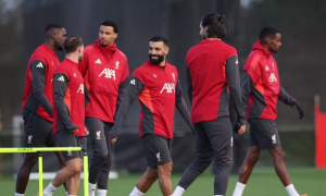 Liverpool đối mặt giai đoạn đầy tranh cãi: Salah gửi lời nhắn tới toàn đội