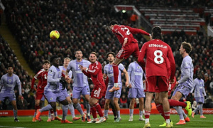 Ngoại hạng Anh: Ekitike lập cú đúp, Salah tái xuất