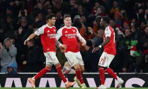 Saka ép Johnstone đá phản lưới bằng cú tạt siêu phàm