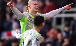 Haaland lập cú đúp, Man City bám sát Arsenal