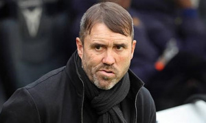 Vinicius ngã vòng cấm: HLV Alaves đòi thẻ đỏ