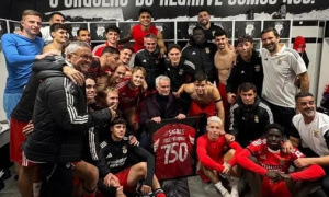 Benfica: Mourinho cán mốc 750 chiến thắng và món quà đặc biệt