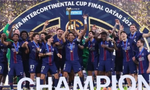 Real Madrid chúc mừng PSG ăn 6: Safonov hóa người hùng