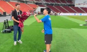 HLV Kim Sang-sik và bó hoa tri ân sau HCV SEA Games của U22 Việt Nam