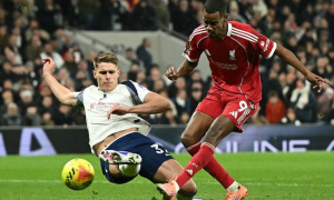 Liverpool hạ Tottenham 2-1: Isak tỏa sáng, Simons nhận thẻ đỏ