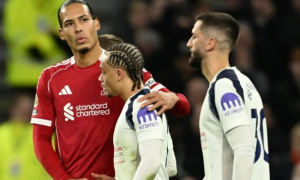 CĐV Spurs: “Đau lòng khi thấy Simons suýt khóc”