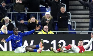 Ngoại hạng Anh: Everton tranh cãi phạt đền, Arsenal hưởng lợi VAR