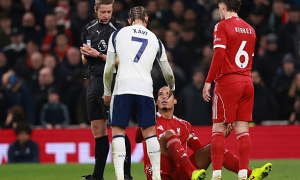 Xavi Simons xin lỗi Van Dijk sau thẻ đỏ ở trận thua của Tottenham trước Liverpool