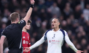 Thomas Frank phản ứng gay gắt với thẻ đỏ dành cho Simons và bàn thắng của Ekitike