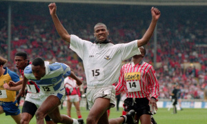 Bi hài John Williams: Từ bồn tắm khách sạn đến vinh quang Wembley