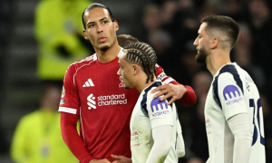 Van Dijk gây ấn tượng: Câu thẻ đỏ và thi đấu xuất sắc trước Tottenham
