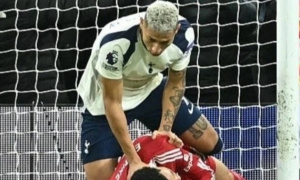 Tottenham 1-2 Liverpool: Hackett chỉ trích trọng tài bỏ sót thẻ đỏ thứ ba