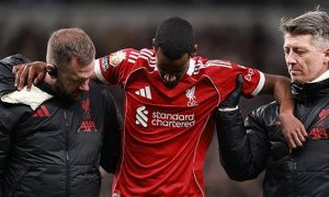 David Ornstein: Liverpool lo Isak bị gãy chân