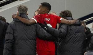 Liverpool đối mặt khủng hoảng hàng công: Cơ hội lớn cho Chiesa sau chấn thương của Isak