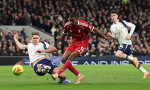 Ngoại hạng Anh: Van de Ven gây tranh cãi vụ Isak