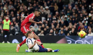 Ngoại hạng Anh: Van de Ven có đáng nhận thẻ đỏ?