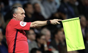 Quái kiệt trọng tài biên Darren Cann: Luyện mắt và vô cảm trước fan