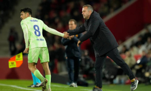 Pedri bảo vệ chiến thuật hàng thủ dâng cao của Hansi Flick tại Barcelona