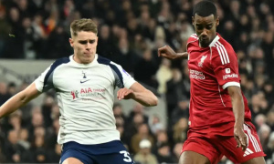 Van de Ven xin lỗi Isak sau chấn thương, Slot chỉ trích pha bóng