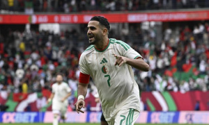 Mahrez bùng nổ, Algeria đánh bại Sudan 3-0 ở AFCON