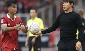 CĐV Indonesia tẩy chay HLV John Herdman, gọi tên Shin Tae-yong