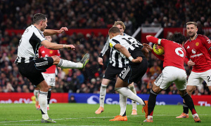 Lisandro để bóng chạm tay, Newcastle bức xúc vì MU không bị thổi phạt đền