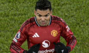 Casemiro sững sờ khi bị Ruben Amorim bất ngờ rút khỏi sân