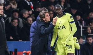 Kolo Muani lên tiếng bảo vệ Thomas Frank giữa làn sóng chỉ trích