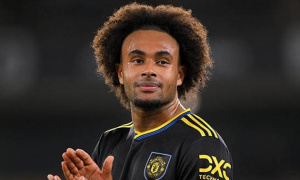 Romano: AS Roma đề nghị mượn Zirkzee từ Man United