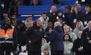 Chelsea mở điều tra sự cố ném chai tại Stamford Bridge