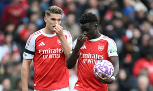 Fan Arsenal nghi Saka “ngó lơ” Gyokeres trên sân